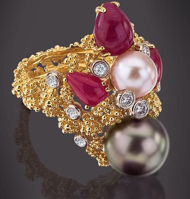Pierścionek wykonany w złocie z diamentami, perłami i rubinami. Magiczna biżuteria z meteorytem od Gilberta Alberta