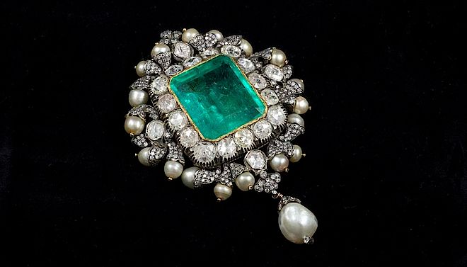 Druga brosza Gem Palace: 110-karatowy szmaragd, diamenty i perły. Biżuteria indyjska na India Fashion Week 2013