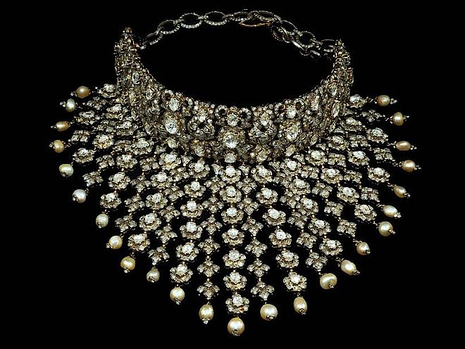Antyczna kolia Gem Palace wysadzana diamentami. Biżuteria indyjska na India Fashion Week 2013
