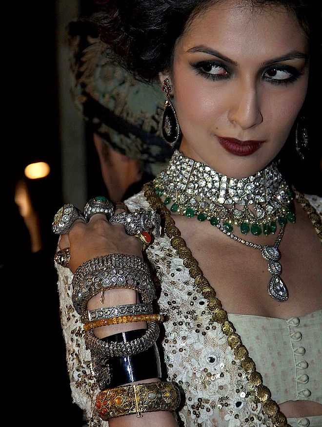 Modelka w naszyjniku, wisiorku, bransoletkach i koktajlowym pierścionku Gem Palace. Biżuteria indyjska na India Fashion Week 2013