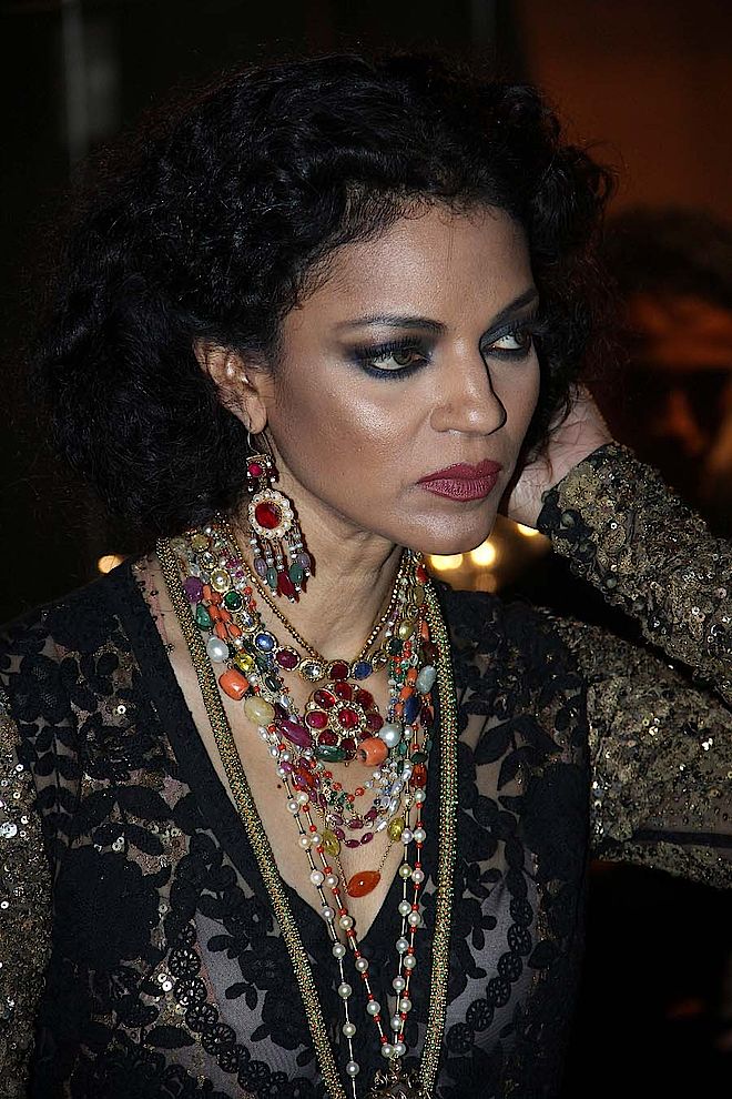  Modelka w naszyjnikach i wisiorku Gem Palace. Biżuteria indyjska na India Fashion Week 2013