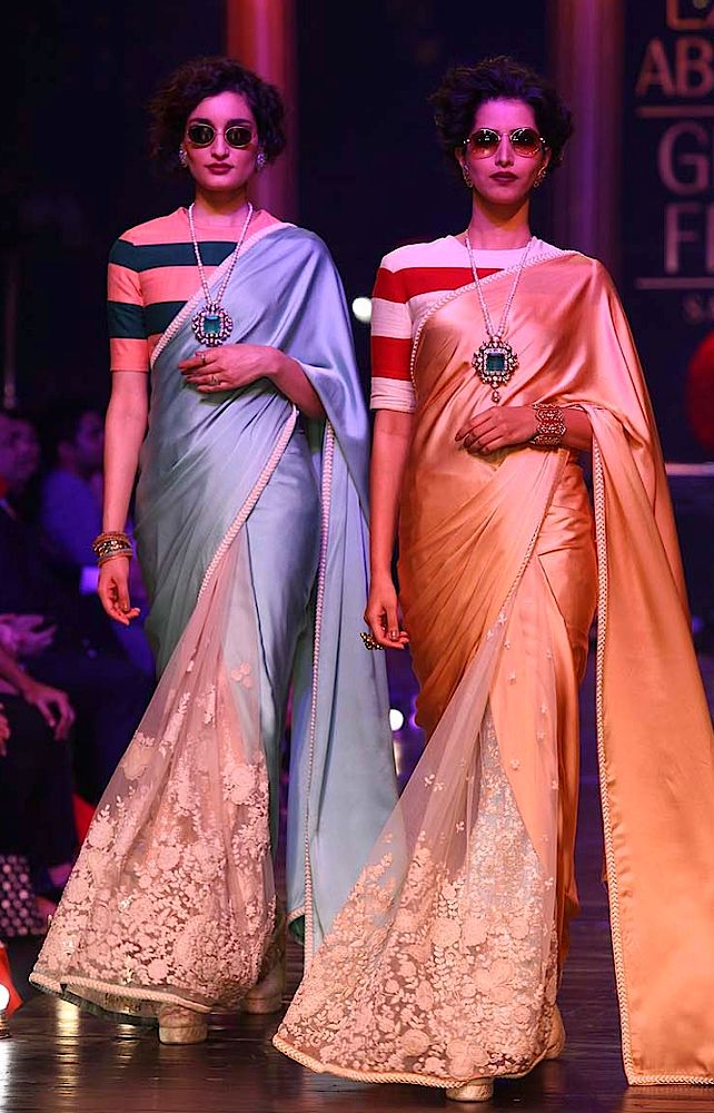 Modelki na wybiegu podczas Lakme India Fashion Week 2013, w broszo-wisiorach Gem Palace. Biżuteria indyjska na India Fashion Week 2013