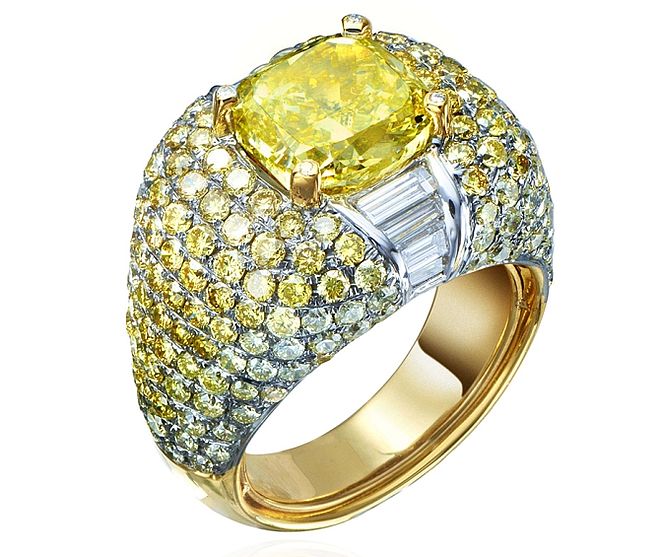Pierścionek Ann Lin w białym i żółtym złocie, z białymi i żółtymi diamentami i centralnym fantazyjnym żółtym diamentem