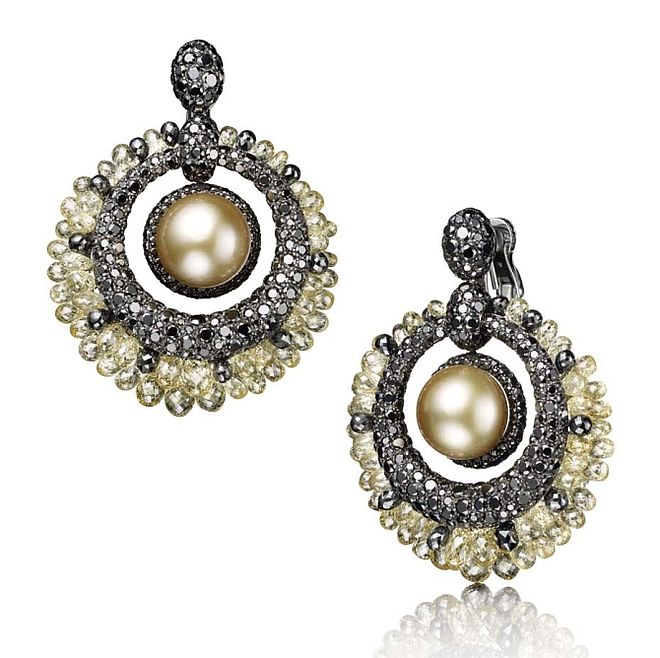 Kolczyki de Grisogono w białym złocie i tytanie, dwie złote perły, czarne i żółte diamenty 