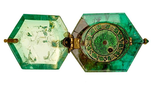 Zegarek ze szmaragdem kolumbijskim, pochodzenie – XVII wiek, został odkryty w 1912 roku. Dwa niezwykłe szmaragdy na wystawie w Londynie