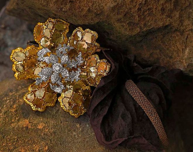 Brosza-kwiat Bina Goenka z żółtymi i białymi diamentami. Bina Goenka – jubiler samouk z Indii