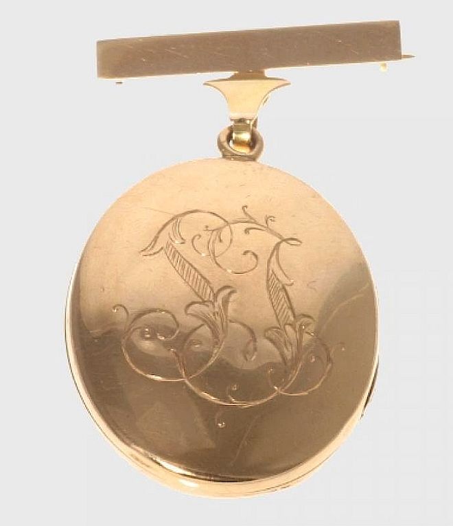 Medalion-sekretnik z wygrawerowanym monogramem. Grawerowanie w biżuterii