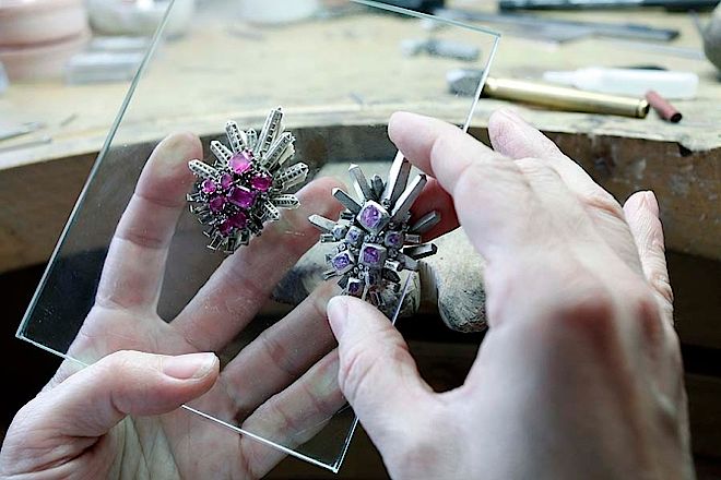  Zaawansowany kurs „Wprowadzenie do wszechświata Van Cleef & Arpels” - wybrane dziedzictwo i współczesne kawałki biżuterii firmy. Van Cleef & Arpels otwiera szkołę jubilerską