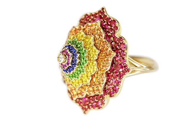 Multigemowy pierścionek Caspita nagrodzony na targach w Las Vegas w kategorii „kolorowe kamienie szlachetne powyżej 20 karatów”