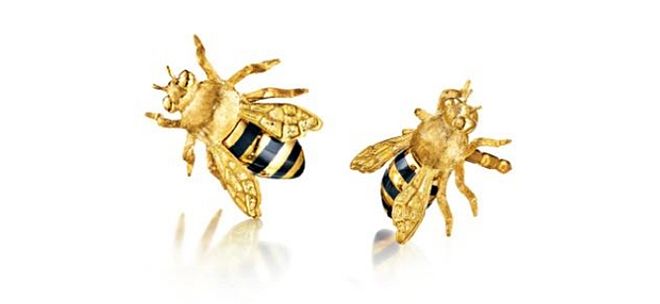 Sztyfty w kształcie pszczół wykonane w złocie pokryte czarną emalią