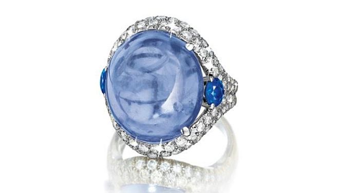 Platynowy pierścień z cejlońskim szafirem, dwoma niebieskimi szafirami i diamentami